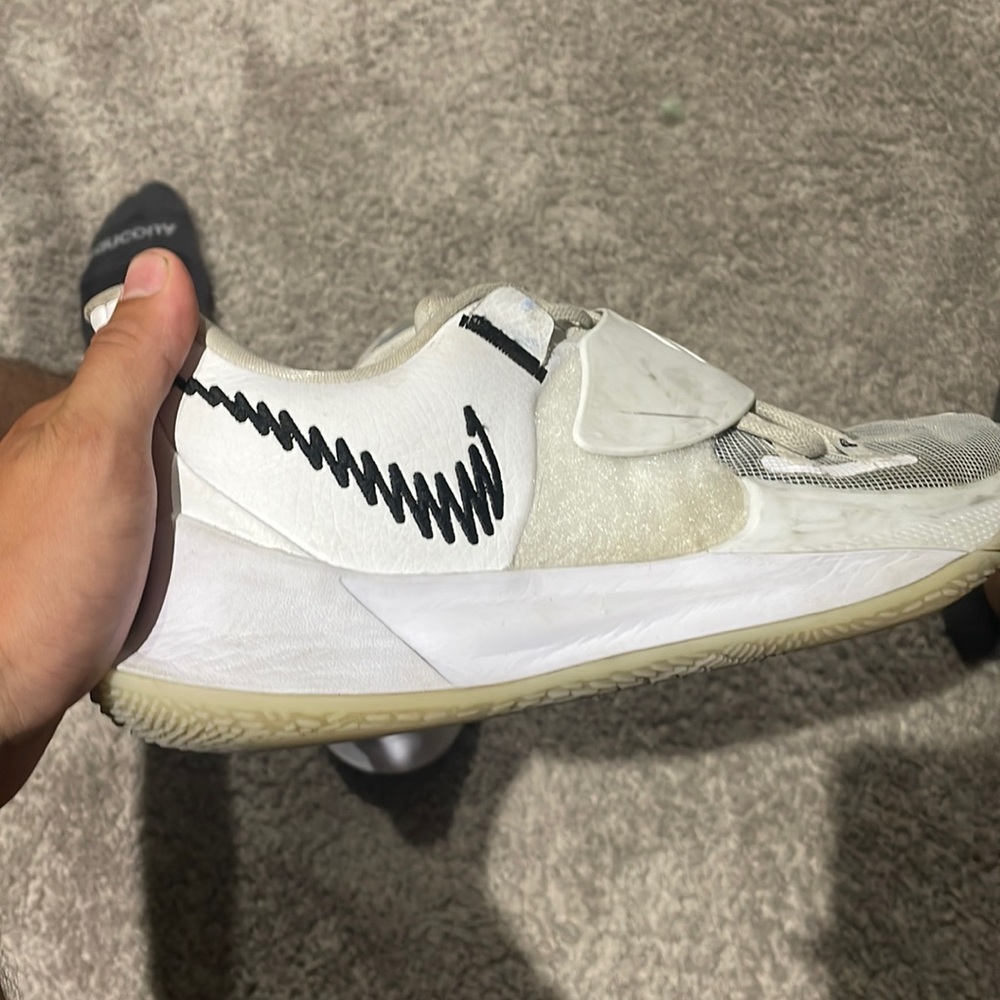Kyrie Low Basketball Shoes